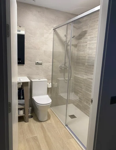 Baño de apartamento con ducha