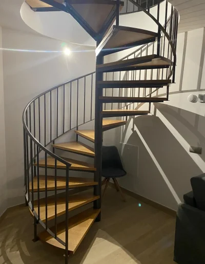 Escaleras de caracol en apartamento