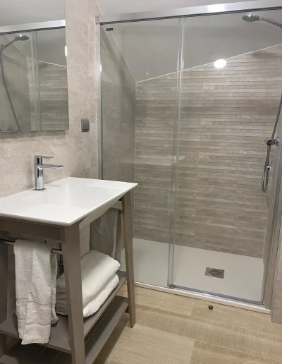Baño con ducha en apartamento