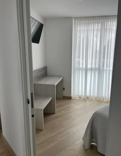Habitación con televisión en apartamento