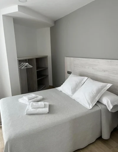 Cama doble y armario en habitación