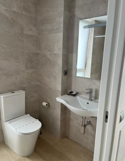 Baño y espejo de apartamento