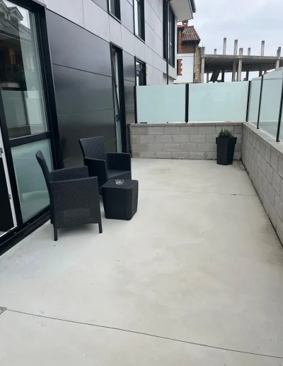 Terraza en planta baja de apartamento